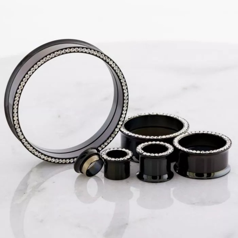 Black Internally Threaded Clear Gemmed Tunnel – 1 Piece 00G (10mm) Length: 5/16″ (8mm) Gem: CLEAR