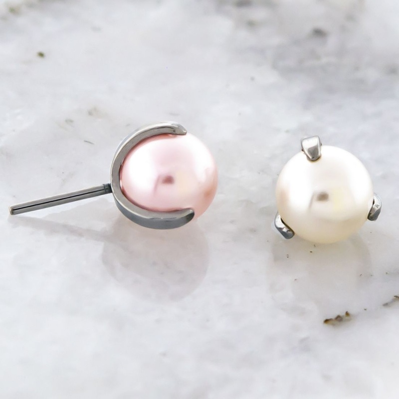 Titanium Threadless Claw Set Pearl Ends – 1 Piece . Head Size: 4mm Gem: PINK PEARL