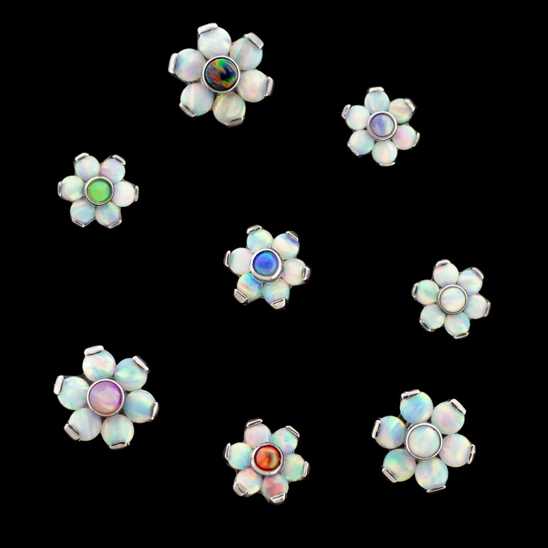 14G Anka – Internally Threaded w/ White Petals 14G (1.6mm) 4mm White/ Black