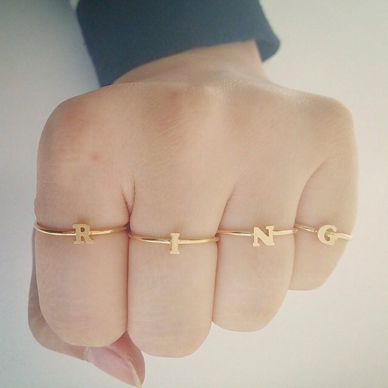 Initial Ring gold a